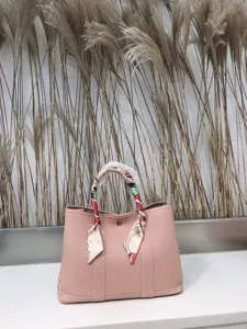 Borsa tote in pelle rosa elegante borsa da giardino con foulard di seta fantasia chic.
