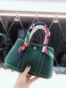 Borsa a mano in pelle verde con manico foulard twilly fantasia colorata, elegante borsa