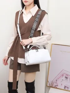 Borsa a cuscino in pelle bianca da donna con doppia tracolla, manico elegante e design a tracolla.