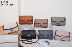 Sac à bandoulière pour femme avec motif croco et serrure en métal, design élégant.