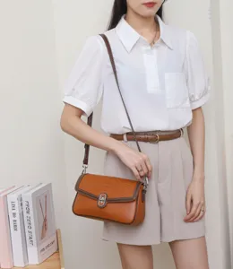 Sac à bandoulière rabat marron pour femmes avec fermeture à verrou et design chic
