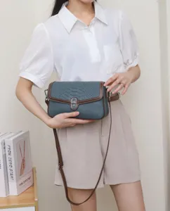 Vue détaillée du sac à bandoulière élégant pour femmes avec fermeture à serrure.