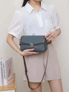 Sac à bandoulière élégant pour femme avec rabat et serrure tendance pour look quotidien