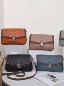 Élégant sac à bandoulière pour femmes avec rabat texturé et verrou en métal chic.