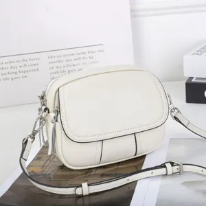 Vista dettagliata della borsa a tracolla in pelle bianca, elegante borsa da donna con patta.