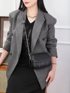 Borsa a tracolla in pelle nera da donna, elegante borsa a spalla per stile quotidiano.