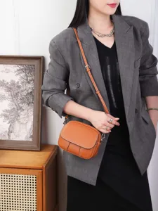 Borsa a tracolla in pelle marrone da donna, piccola borsa quadrata elegante per uso quotidiano.