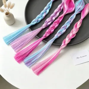 Dettaglio di estensione per capelli treccine colorate, elegante parrucca sintetica