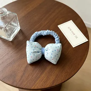 Chouchou à pois bleu avec nœud pour enfants, joli élastique en tissu et accessoire de coiffure.