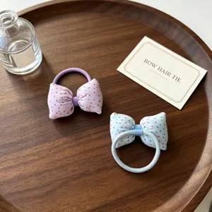 Vue détaillée de chouchous nœud papillon à pois mignons pour filles, accessoires élastiques.