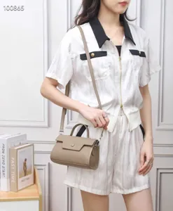 Borsa a tracolla elegante in vera pelle da donna, design minimalista per uso quotidiano.