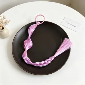 Primo piano dettagliato della treccia a bolle colorata con anello rosa, accessorio moda trendy.
