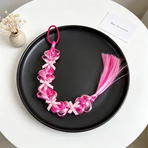 Tresse perruque enfant accessoire cheveux avec nœuds roses et perles, vue détail style mignon.