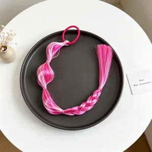 Dettaglio parrucca coda di cavallo con treccia a bolle colorata, elegante capello sintetico.