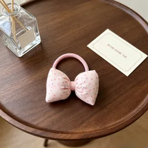 Détail d'élastique à cheveux nœud à pois roses, accessoire mignon, bonne élasticité.