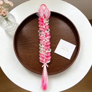 Estensione capelli treccia parrucca bambina colorata con fiocco rosa, vista dettagliata.