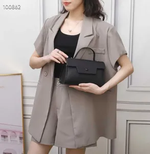 Borsa a tracolla in pelle nera vista dettagliata che mostra texture elegante e finitura