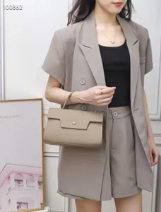 Elegante borsa a tracolla in pelle, design a Busta chic, perfetta per lo stile quotidiano.