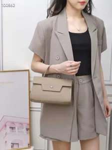 Borsa a tracolla in vera pelle per donna, elegante borsa a busta chic con manico.