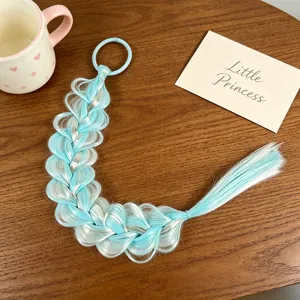 Estensione treccia di capelli sintetici per bambini con elastico in gomma blu e bianco dettaglio.