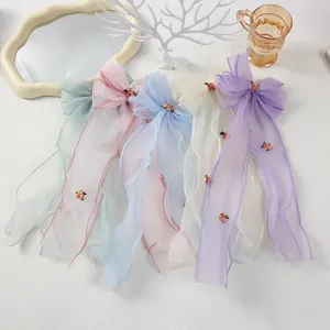 Details der wunderschönen pastellfarbenen Netz-Schleifenhaarspangen mit feinen Blumen.