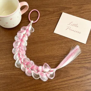 Primo piano dettagliato della treccia di capelli sintetica rosa e bianca per bambini.