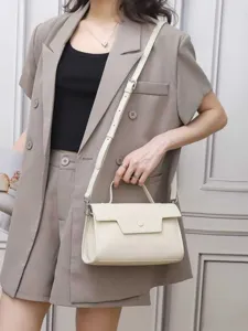 Elegante borsa a tracolla in vera pelle beige con pratico manico e patta raffinata.