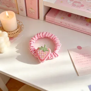 Lindo coletero de pelo de fresa rosa accesorio de pelo de crema dulce para mujeres.