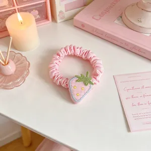 Lindo coletero de pelo de fresa rosa accesorio de pelo dulce para chica estilo de uso diario.