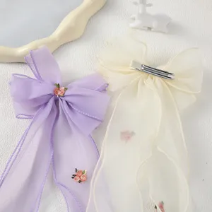 Elegante Organza Schleife Haarspange mit zarter Blumenstickerei, perfekt für süße Mädchen.
