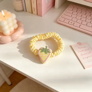 Coletero de tela amarilla con bonito bordado de fresa, dulce accesorio para el cabello diario.