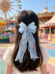 Detailaufnahme der hellblauen Organza Haarschleife mit süsser Blumenstickerei für Kinder.