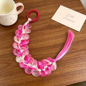 Primo piano dettagliato di un'estensione di treccia di capelli sintetici colorati.