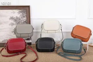 Borsa a tracolla in pelle multicolore, piccola borsa quadrata elegante vista dettagli.