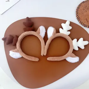 Détail de serre-tête renne en peluche avec texture douce et jolies oreilles de cerf.