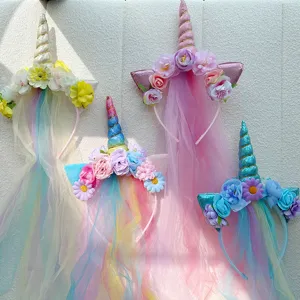 Süßes Einhorn Haarreif mit buntem Schleier und Blumen Dekoration für Kinder Party Verkleidung.