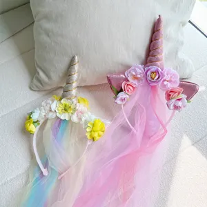 Zauberhaftes Einhorn Haarreif mit Farbverlauf Schleier und Blumen für festliche Frisuren.
