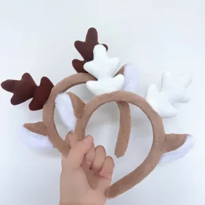 Gros plan détaillé de serres-tête mignons en peluche bois de renne, texture douce et moelleuse.