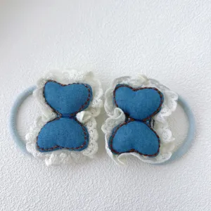 Chouchous de cheveux en denim bleu cœur avec bordure en dentelle blanche, joli détail.