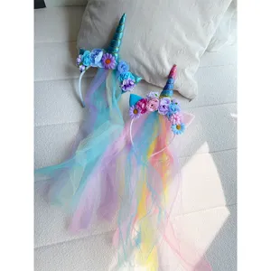 Regenbogen Einhorn Haarreif mit buntem Tüll Farbverlauf Spitze und Blumen für Mädchen.