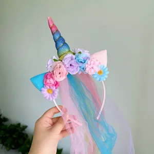 Einhorn Haarreif Detailansicht mit Regenbogen Tüllschleier, Blumen und Farbverlauf Horn.