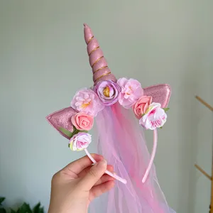 Detailansicht eines charmanten rosa Einhorn Haarreifs mit Blumen und Farbverlaufschleier.