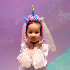 Zauberhaftes Einhorn-Haarband mit zartem Schleier und Blumen für traumhafte Mädchenlooks.