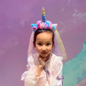 Details des süßen Regenbogen Einhorn Haarreifs mit Schleier, Blumen und Spitze für Mädchen.