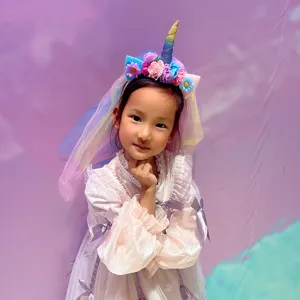 Regenbogen Einhorn Haarreif mit Netzschleier, Blumen und Spitze für süße kleine Mädchen.