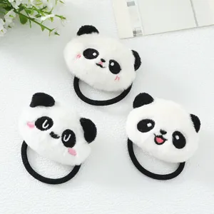 Détail d'élastique à cheveux panda en peluche, design dessin animé en coton doux.