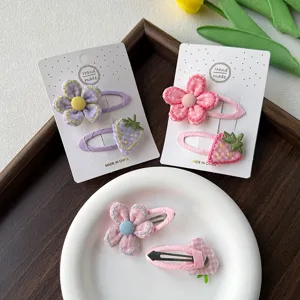 Joli ensemble de pinces à cheveux pour enfants avec fleurs en tissu et fraises pour coiffures.