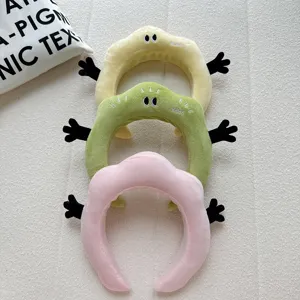 Vue détaillée de serre-tête nuage en peluche mignon, bandeau visage doux avec petites mains.