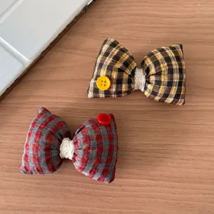 Dettaglio molletta per capelli a fiocco a quadri stile coreano, accessorio in tessuto imbottito 3D.