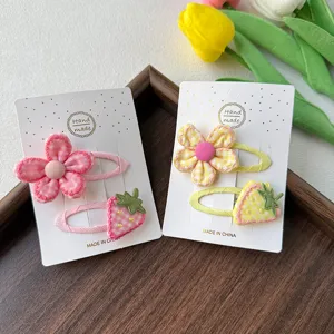 Jolies pinces à cheveux fleur fraise pour enfants, barrettes en tissu et accessoires.